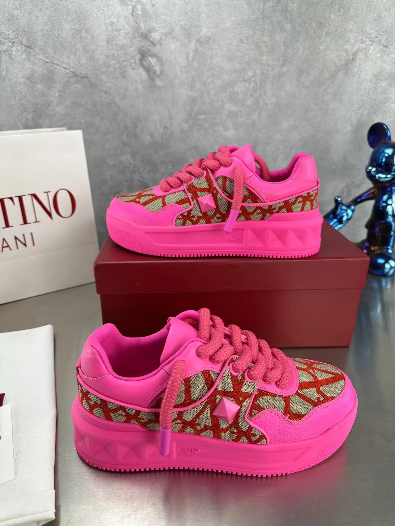 👟👟Ex-factory price 640👟👟 🔺Valentino🔺Valentino new casual shoes 2023 latest model hot style for catwalk couples, thick shoelaces, the same style as Elsa Hosk, Zhang Yixing, Guan Xiaotong and many other stars 🔥 Top version + lasting process, full oil edge on the upper. Fabric: Customized cowhide + cowhide lining with breathable mesh. Outsole: original molded TPU thickened outsole. Size for women is 35-40. Men’s size is 39-45.